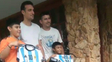 Scaloni interrumpió el almuerzo y se prestó al pedido de los hinchas en su Pujato natal
