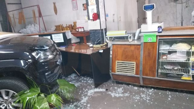 Chocó con la camioneta el negocio de su expareja y se encerró en el baño