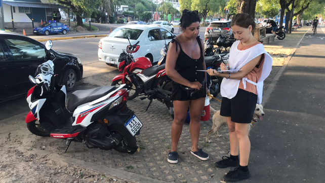 Los motociclistas se acercan a los puestos de la Municipalidad para informarse sobre sus obligaciones