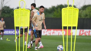 Lionel Messi maniobra en el entrenamiento en el Red Bull Training Center de Nueva Jersey. Scaloni podría decidir cambios en Argentina.
