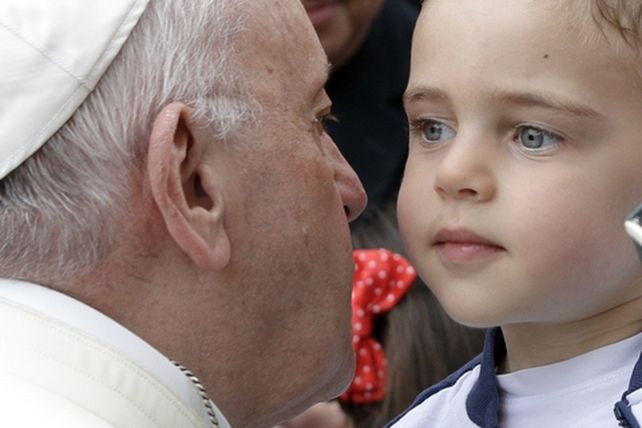 el papa argentino. Francisco besa a un niño durante la celebración de Regina Coeli