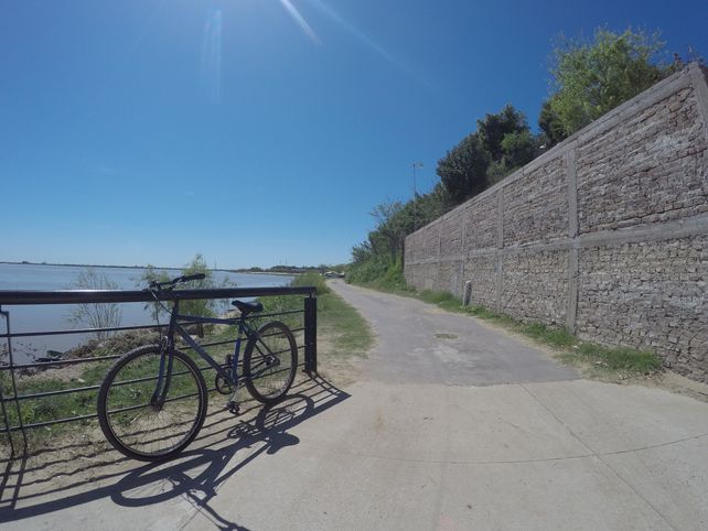 La bici en El Morro ingresando a Puerto Sánchez. 