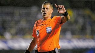 Delfino, un árbitro incómodo en un duelo clave