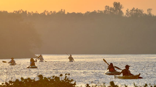 Deportes náuticos y paseos en kayak para disfrutar el río.