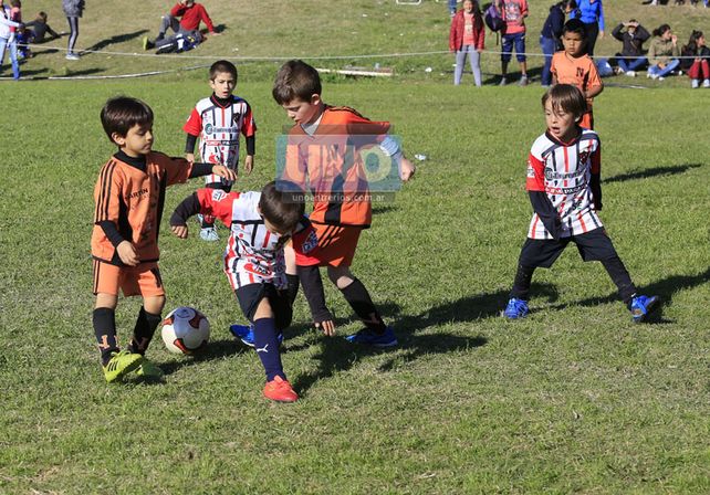 NO SE DETUVO NUNCA. La pelota no paró de rodar en toda la tarde de ayer en las canchas de Mupper. La actividad volverá a ser intensa hoy por la mañana.  (Foto UNO/Diego Arias)