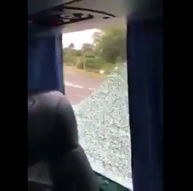 El video que muestra como quedó el micro de Unión después del piedrazo