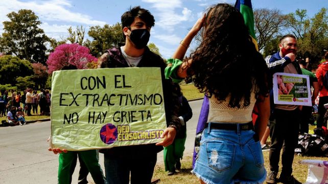La Multisectorial Humedales marcha y planta árboles por el Día de la Ecología