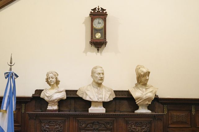 Sótanos secretos, morgues y fantasmas: historias del Concejo Municipal