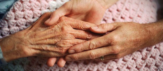 La norma establece que todo adulto tiene derecho a estar informado en forma fehaciente sobre su situación y a manifestar su voluntad de que no le practiquen técnicas de reanimación artificial.