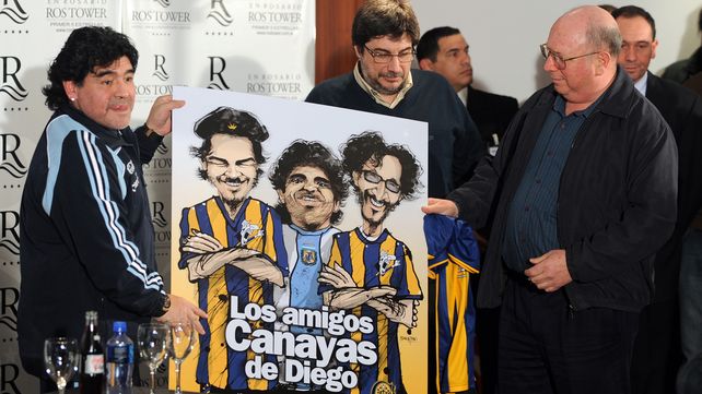 El 10 Recibe de Javier Armentano una ilustración canaya luego de una conferencia de prensa en un hotel de la ciudad.