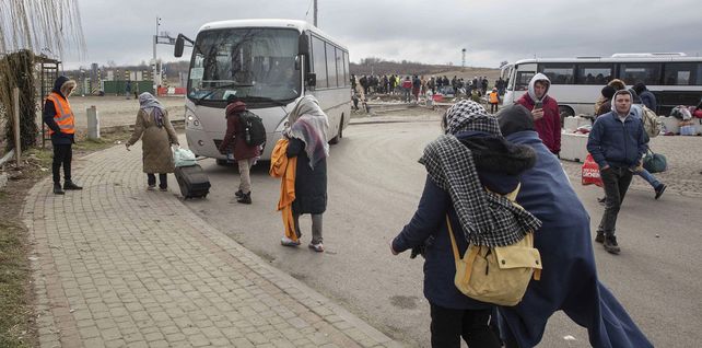 Refugiados que huyen del conflicto en Ucrania llegan al cruce fronterizo de Medyka en Polonia