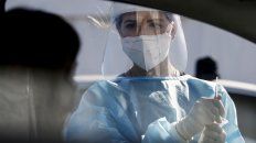 Test de PCR sin bajar del auto en California. Tanto el test como las vacunas servirán para la nueva cepa, aseguran los virólogos.