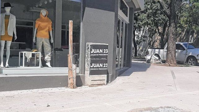 Basta de ensuciar la ciudad: repudian carteles políticos en espacios públicos