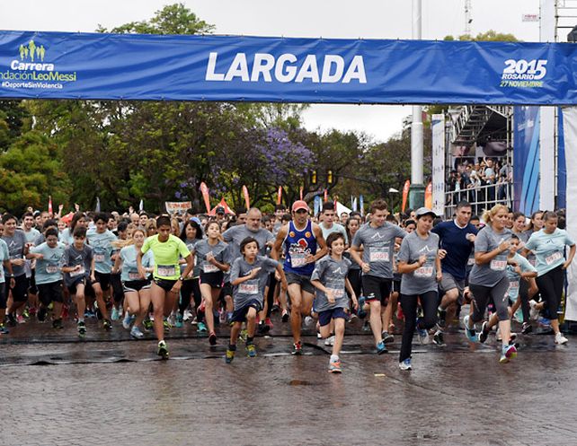 A correr. Familias enteras se prestaron al desafio de los 2 y 10 kilómetros.  En la primera línea de la largada se vieron atletas
