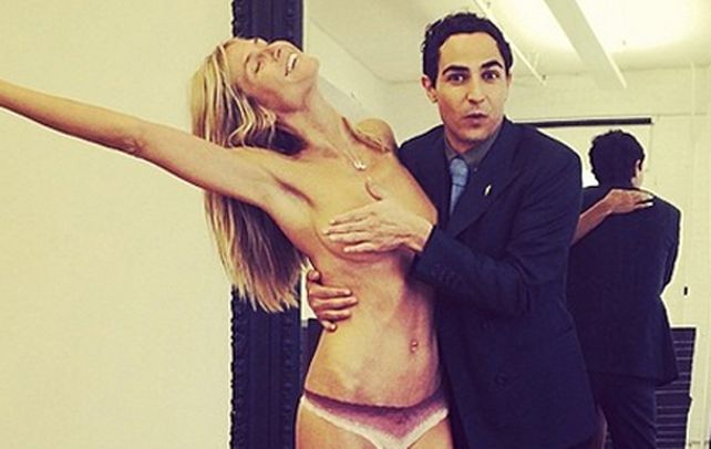 Zac Posen aparece cubriendo los senos de la modelo