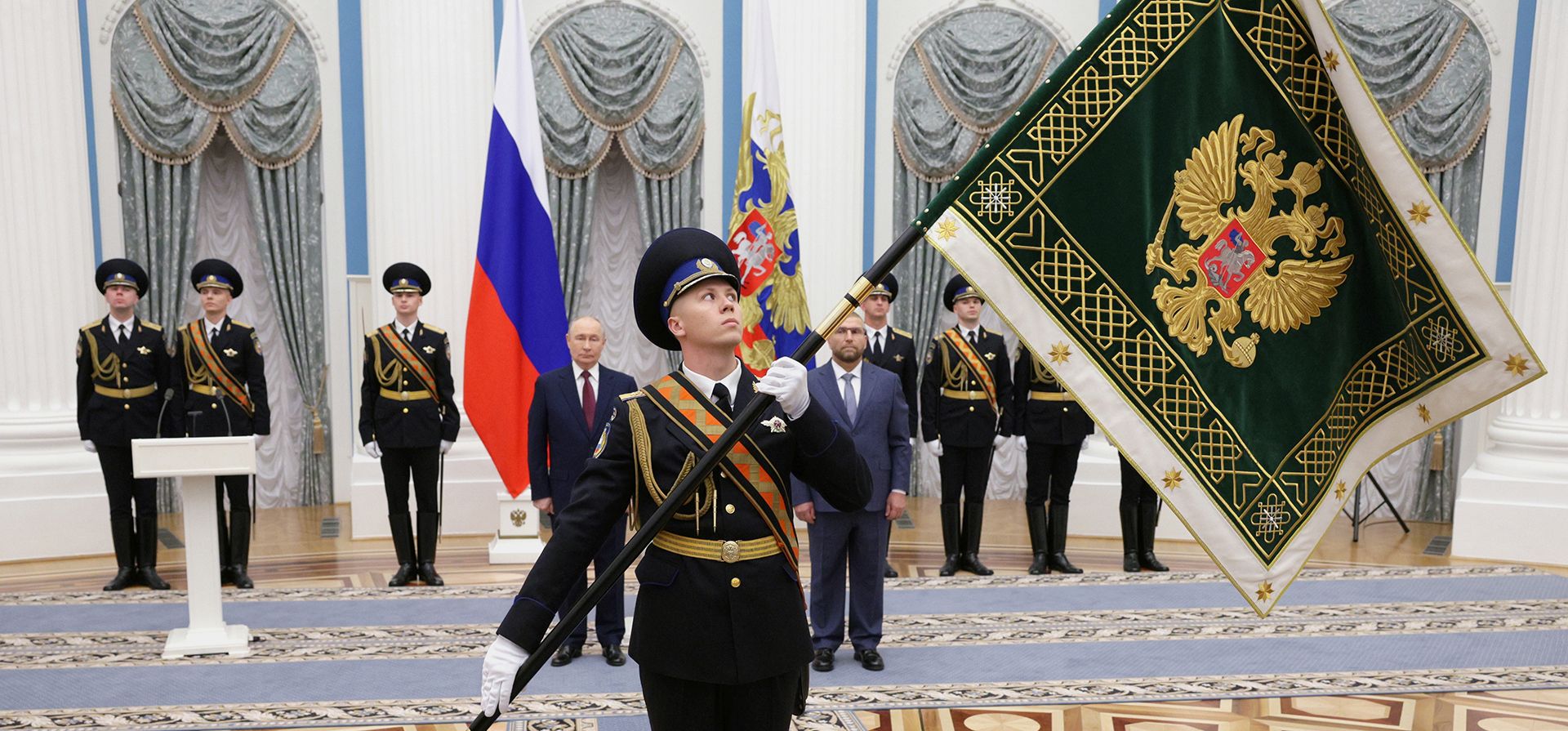 Un soldado de la guardia de honor sostiene un estandarte del Servicio Federal de Aduanas antes de su presentación, en presencia del presidente ruso Vladímir Putin y del jefe del Servicio Federal de Aduanas de Rusia, Valeri Pikalev, en el Kremlin de Moscú, el jueves 22 de octubre de 2026. (Gavriil Grigorov/Sputnik, foto del grupo de prensa del Kremlin vía AP)