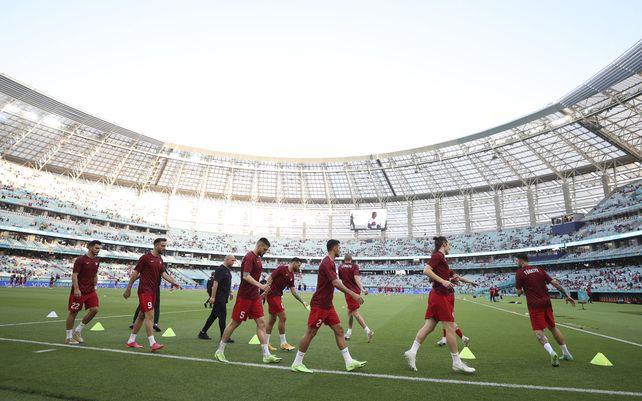 Los jugadores de Turquía entran en calor antes del inicio del partido del grupo A del campeonato de fútbol de la Eurocopa 2020 entre Turquía y Gales