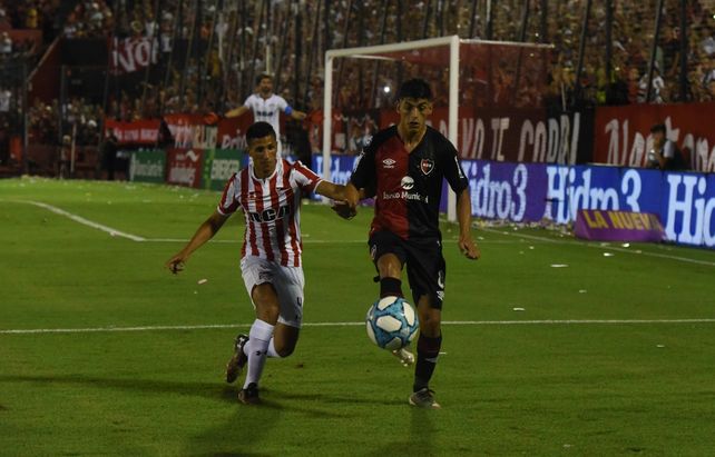 Control. Rivero la domina ante Iván Gómez. Fue ante Estudiantes