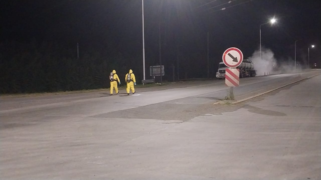 Derrame de ácido en ruta A 012 y autopista a Buenos Aires. Un camión comenzó a perder la carga y se activaron las alarmas. 