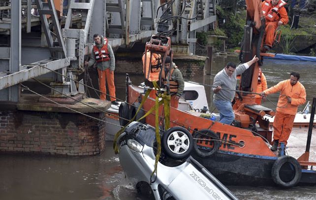 Los buzos y personal de la Prefectura Naval lograron rescatar el vehículo que se había hundido en el Riachuelo.