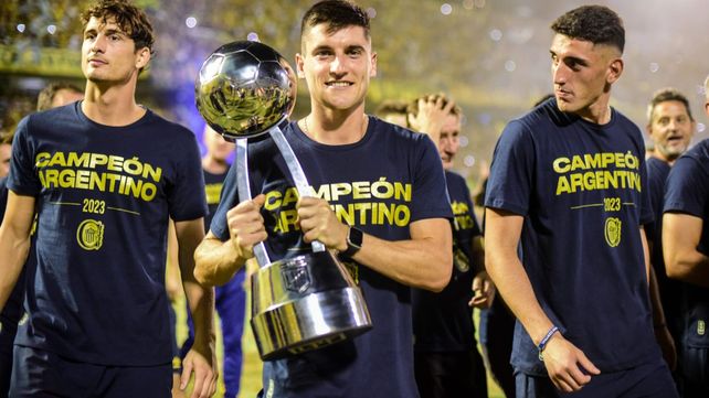 Franceso Lo Celso con el trofeo obtenido por Central en la Copa de la Liga 2023.