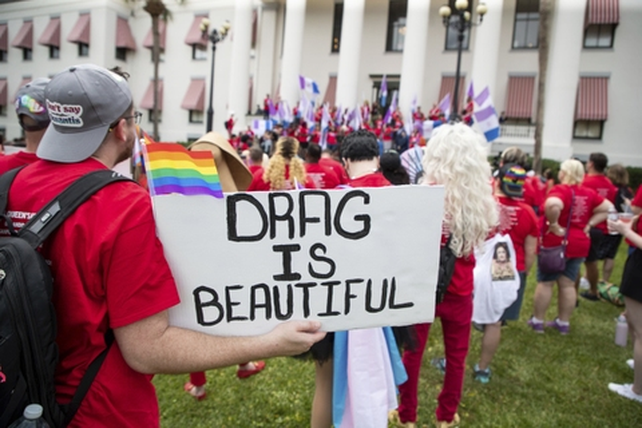 Protestas frente al Capitolio de Florida contra la ley que prohíbe la enseñanza de orientación sexual y diferencias de género en las escuelas primarias.