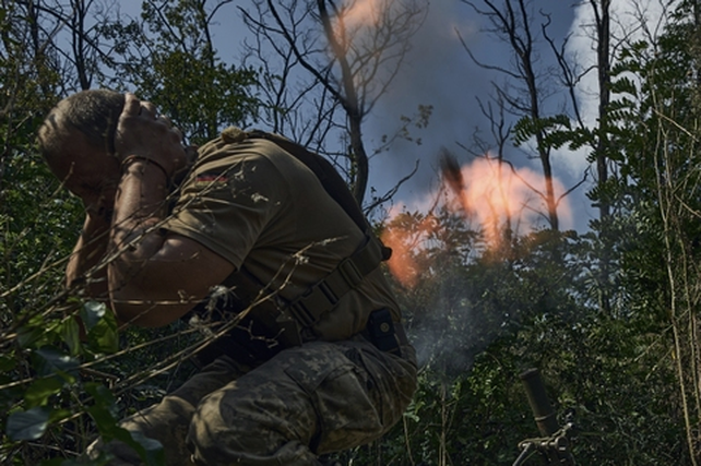Los morteros ucranianos apoyan el avance de la infantería.