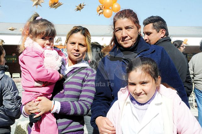 Mujeres al sol. Xiomara y su mamá María Eugenia junto a Silvina y su hija Luz.