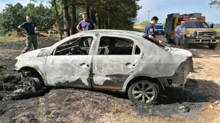 Delincuentes asaltaron a un taxista y le incendiaron el auto