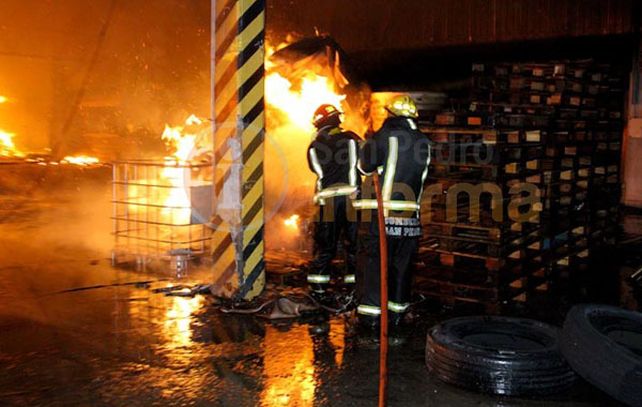 El fuego se desató a la 1.50 y aún no fue extinguido en Celupaper. (Foto: sanpedroinforma.com.ar)