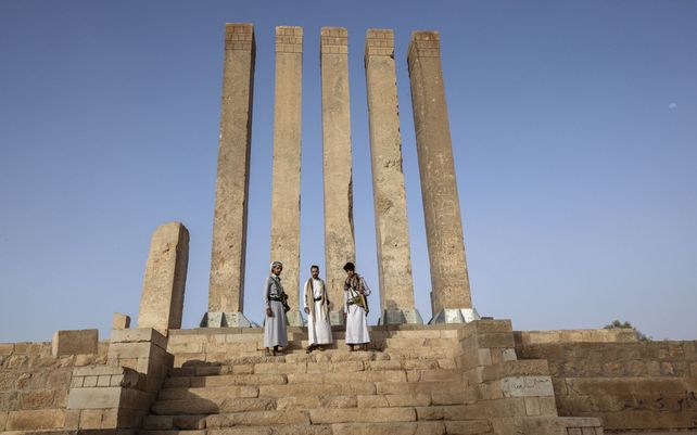 Hombres armados aliados del gobierno reconocido de Yemen posan para una fotografía en el Templo Awwam