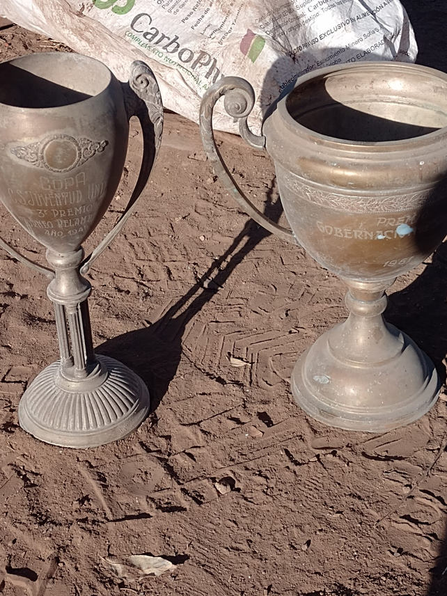 En el lugar inspeccionado también se hallaron dos copas tipo trofeo, ambas con la inscripción del Club Juventud Unida de Santa Isabel.
