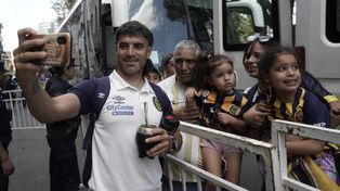 Ignacio Malcorra se toma una foto en la puerta del hotel junto a una familia canalla.
