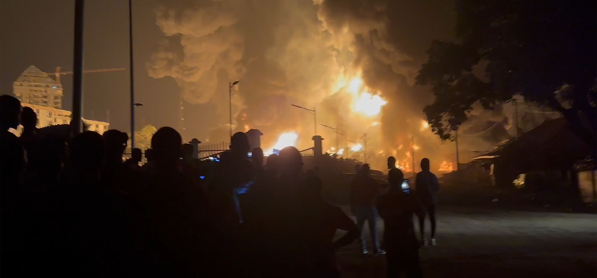 Residentes observan una columna de humo de un depósito de petróleo en llamas, en Conakry, Guinea, el lunes 18 de diciembre de 2023. El incendio se produjo en el depósito de la Guinean Petroleum Company poco después de una explosión masiva pasada la medianoche del domingo. (Foto AP) Residentes observan una columna de humo de un depósito de petróleo en llamas, en Conakry, Guinea, el lunes 18 de diciembre de 2023. El incendio se produjo en el depósito de la Guinean Petroleum Company poco después de una explosión masiva pasada la medianoche del domingo. (Foto AP)