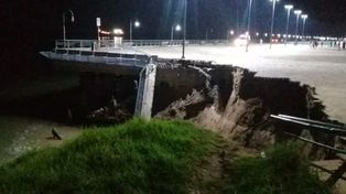 El&nbsp;derrumbe de un sector de la barranca de la costa central frente al Parque de España en la ciudad de Rosario causó alarma y generó preocupación