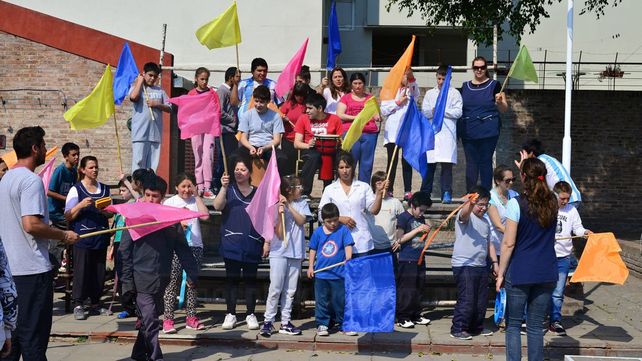 Preparativos. Ayer los alumnos ensayaban números artísticos que compartirán en el acto.&nbsp;
