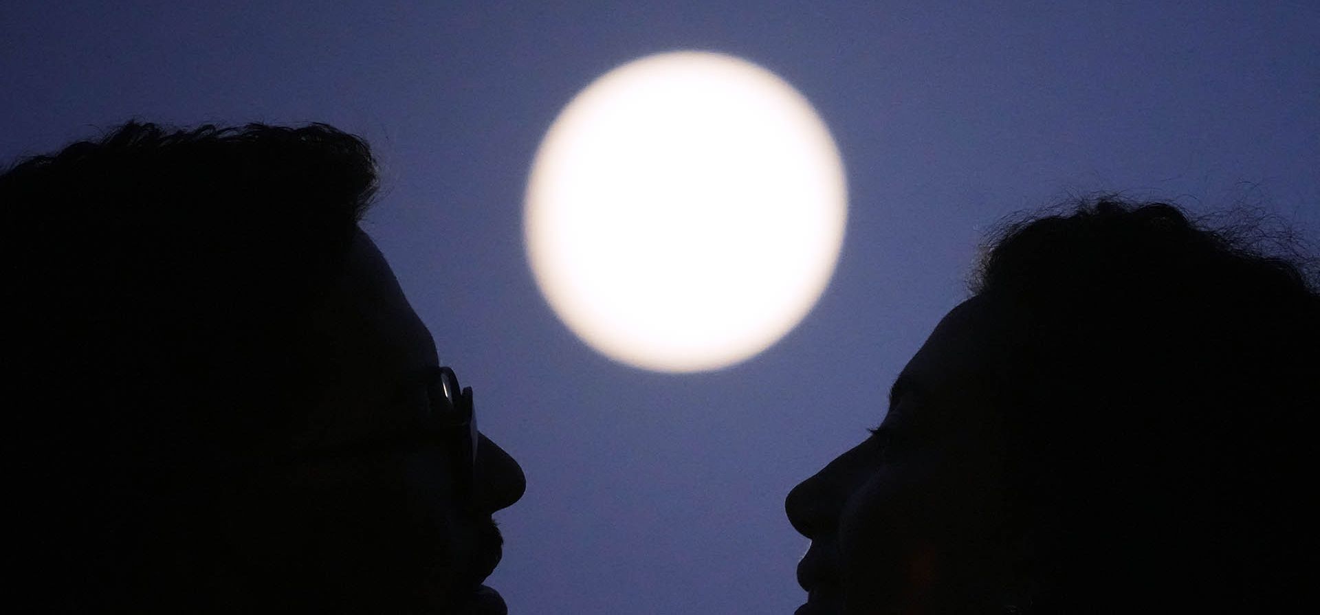 Una pareja se abraza mientras la luna llena se eleva horas antes de un eclipse lunar en el mirador de Santa Luzia en Lisboa, el jueves 27 de agosto de 2026. (Foto AP/Armando Franca) Una pareja se abraza mientras la luna llena se eleva horas antes de un eclipse lunar en el mirador de Santa Luzia en Lisboa, el jueves 27 de agosto de 2026. (Foto AP/Armando Franca)