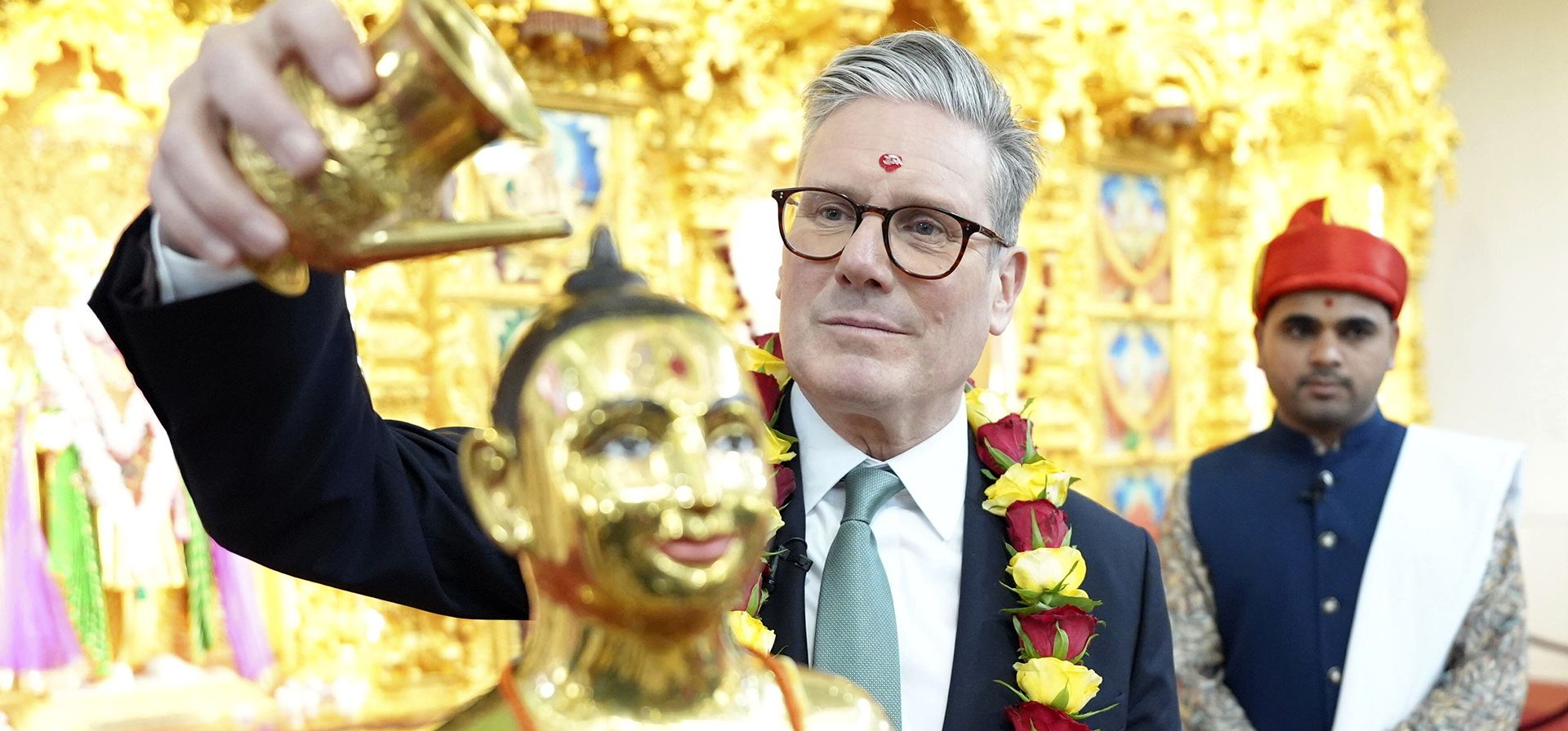 El líder del Partido Laborista, Sir Keir Starmer, durante una visita al templo hindú Shree Swaminarayan Mandir en Kingsbury, Londres, mientras se encontraba en la campaña electoral general, el viernes 28 de junio de 2024. (Stefan Rousseau/PA vía AP) El líder del Partido Laborista, Sir Keir Starmer, durante una visita al templo hindú Shree Swaminarayan Mandir en Kingsbury, Londres, mientras se encontraba en la campaña electoral general, el viernes 28 de junio de 2024. (Stefan Rousseau/PA vía AP)