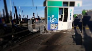 Un camión arrancó una cabina de peaje en la autopista Santa Fe-Rosario