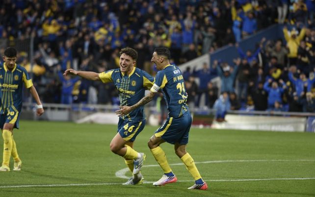Ovando y Di María festejan en el último partido en el Clausura, que fue victoria contra Argentinos Juniors.