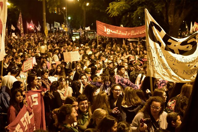 Una multitud se acercó a los Tribunales provinciales para reclamarle a la Justicia.&nbsp;