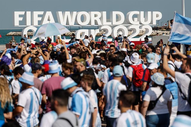 Hinchas argentinos realizaron un banderazo para darle apoyo a la selección nacional