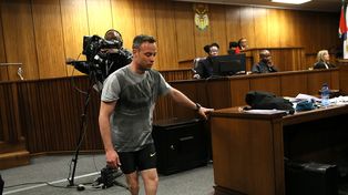 Oscar Pistorius caminó sobre sus muñones para demostrar que es un hombre vulnerable que merece clemencia
