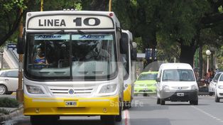 El carril exclusivo divide a los comerciantes y al municipio