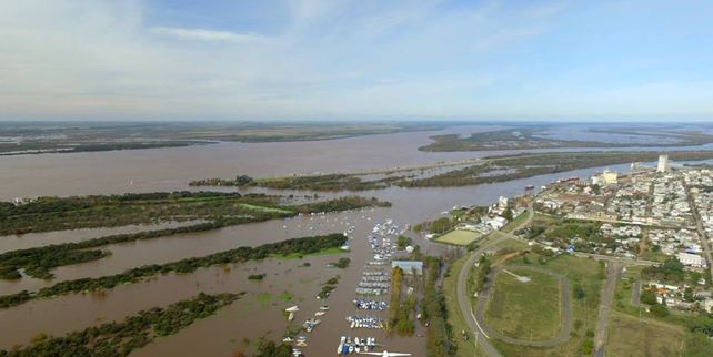 Las costas de Concepción del Uruguay rodeadas de agua (Fotos gentileza Zumdrone).&nbsp;