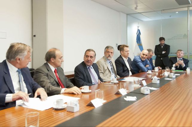 Convenios. El ministro Barañao (tercero desde la izquierda) con funcionarios de varias provincias.