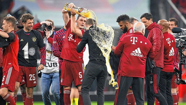 Bayern Munich llegó a 10 títulos seguidos en la Bundesliga. Bayern Munich llegó a 10 títulos seguidos en la Bundesliga.