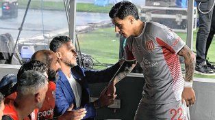 Enzo Pérez se acercó al banco de suplentes de River para saludar a sus excompañeros, y se topó con el DT Martín Demichelis.