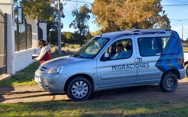 Personal de la La Dirección Nacional de Migraciones durante uno de los operativos de control de viajeros.&nbsp;