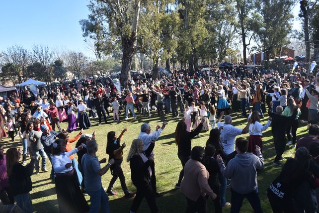 Ybarlucea se viste de celeste y blanco para celebrar el Día de la Bandera
